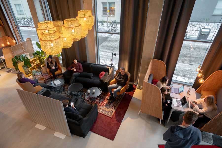 Lounge med soffor och studieplatser