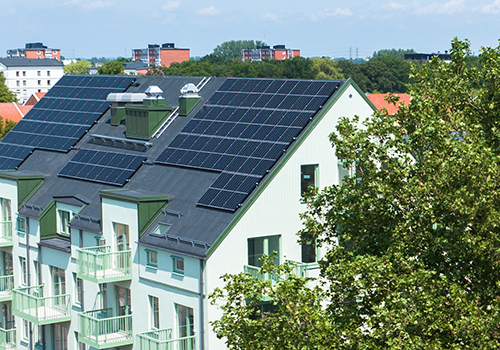 Flerbostadshus med solceller på taket